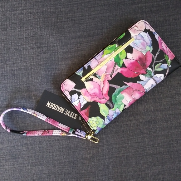 Steve Madden Handbags - NWT STEVE MADDEN WRISTLET WALLET CASE ORGANIZER